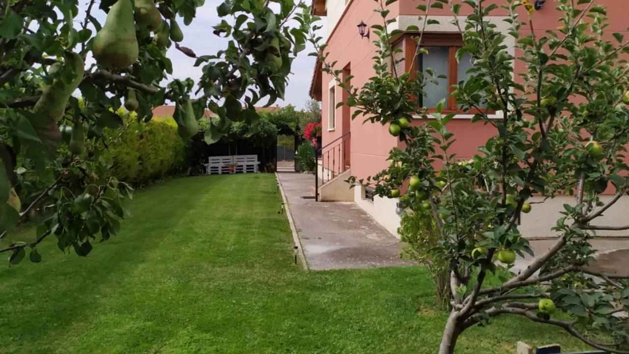 Cuarenta Y Ocho Luces Guest House Burgos Exterior photo